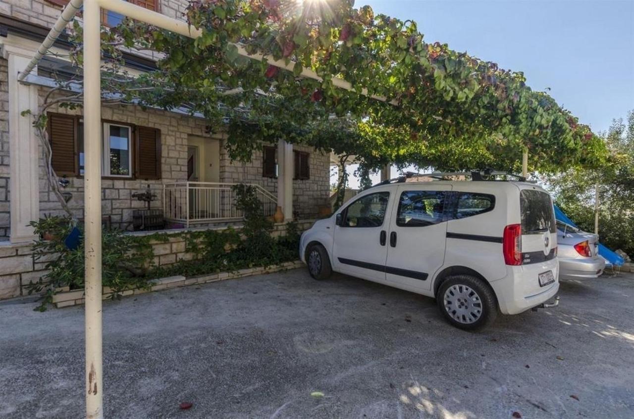 Apartments Lemar - With Parking Бол Екстериор снимка
